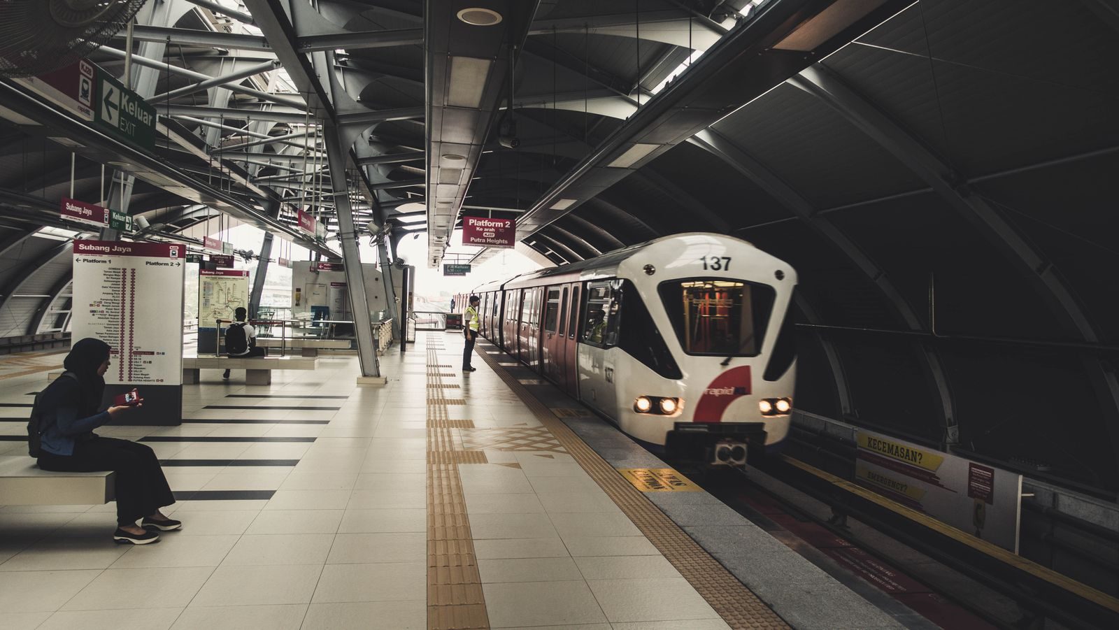 示意图——吉隆坡轨道交通线上的 MRT 列车
